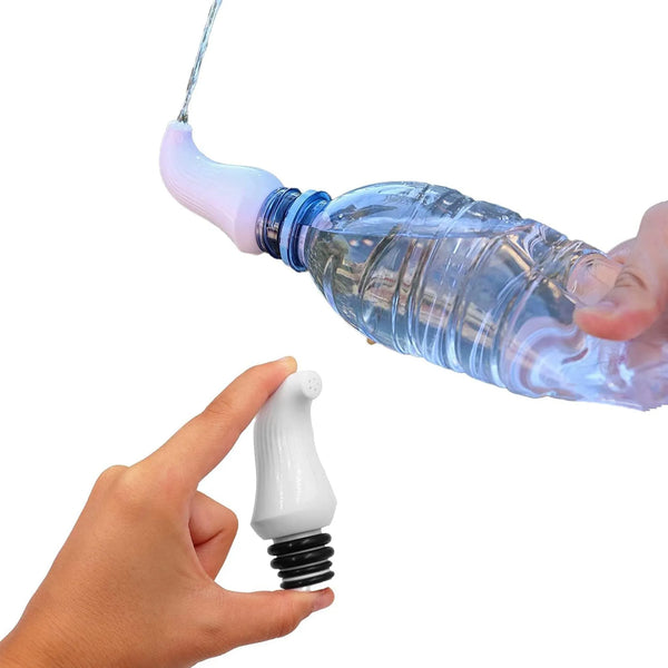 شطاف المسافر اليدوي يثبت على زجاجة المياه The traveler's hand bidet attaches to a water bottle